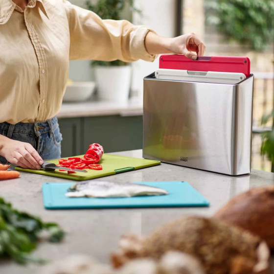 4 grandes planches à découper dans un rangement en inox