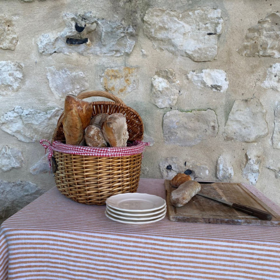 Panier à pique-nique vide en osier et vichy