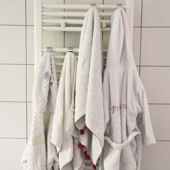 4 crochets à suspendre sur un radiateur sèche serviette