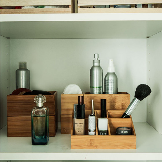 Petit organisateur de tiroirs, carré et superposable, en bambou. S